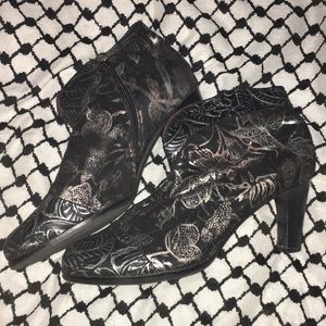 Black & Metallic Booties super chic woman sz 10.5